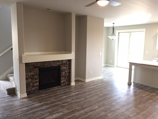 Building Photo - 3 Bed/2.5 Bath Townhome in the Deer Crossi...