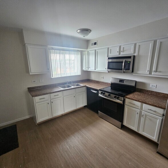 Building Photo - 9390 Bay Colony Dr