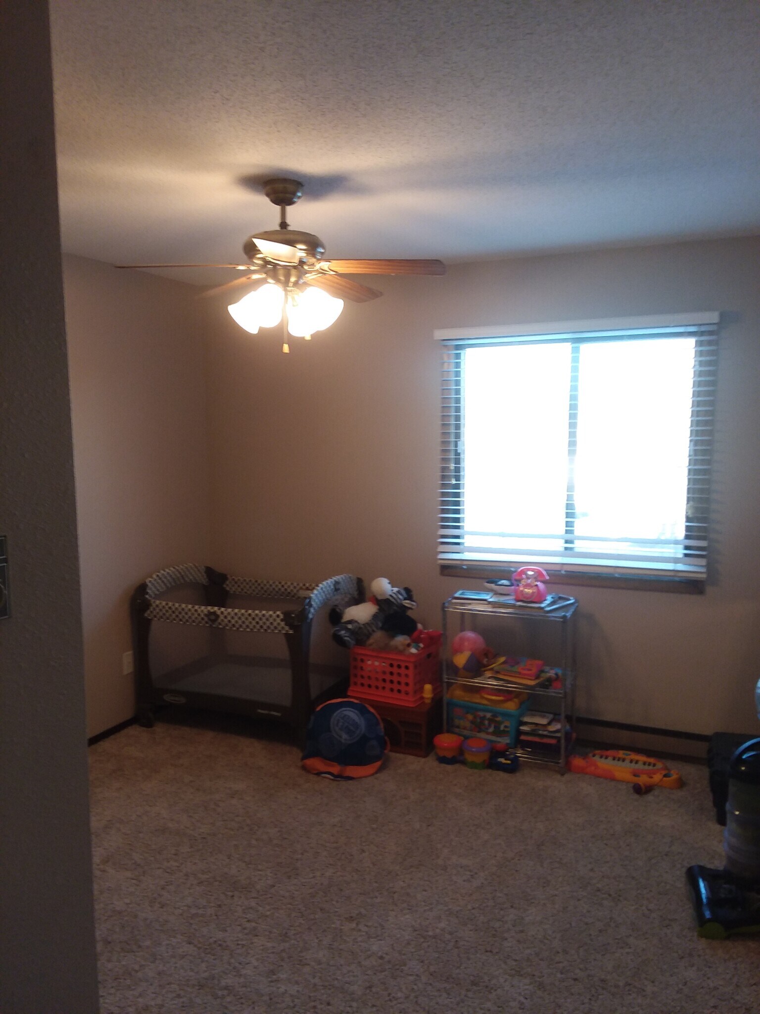 Building Photo - 341 Prairiewood Cir S