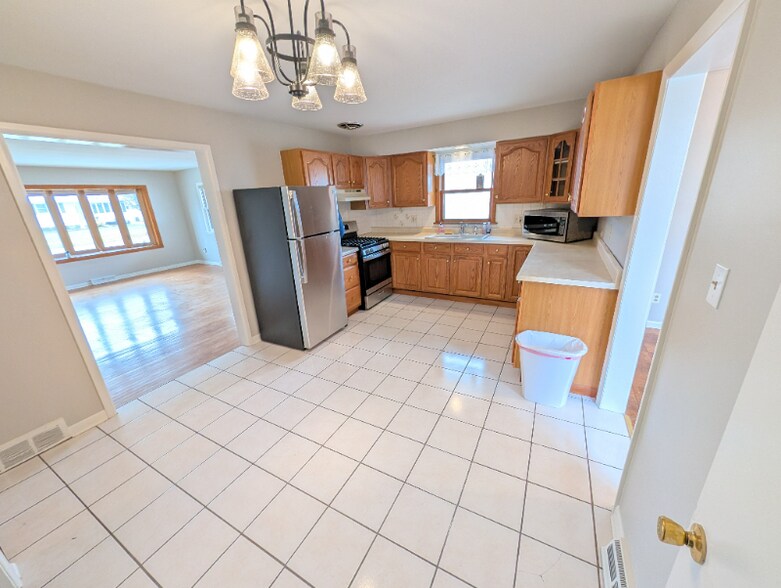 Building Photo - 7843 Jackson Ave