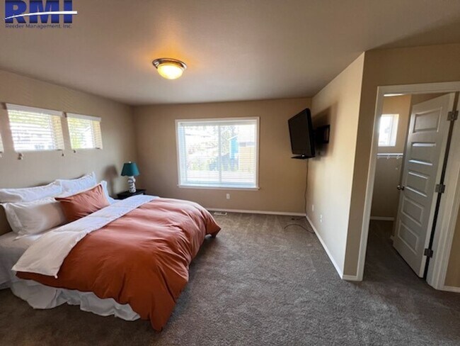 Building Photo - 11244 Borgen Loop NW