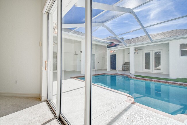 Building Photo - Beautiful 4/3/3 on a private 1 acre lot.