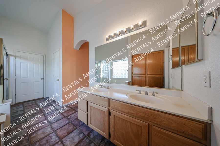 Building Photo - 3884 E Douglas Loop