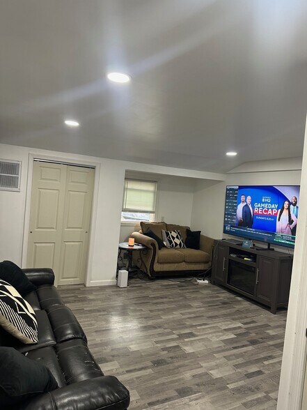 Building Photo - 276 Linden Ave