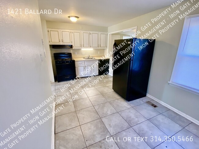 Building Photo - 1421 Ballard Dr