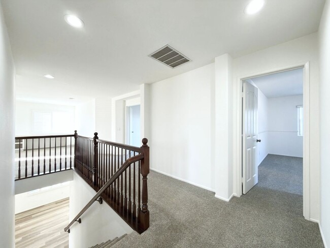 Building Photo - Spacious Home with Expansive Loft!