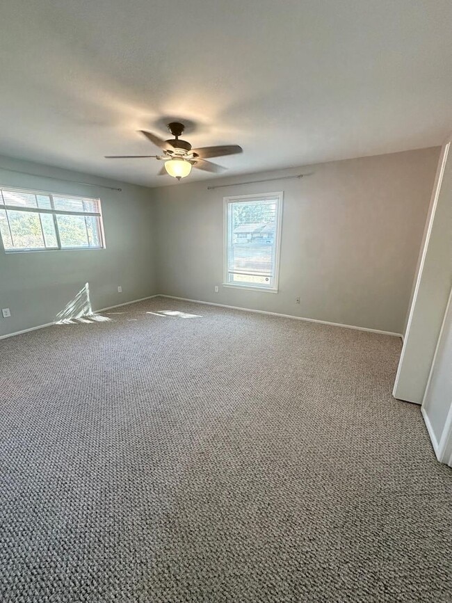 Building Photo - 3 Bed 2 Bath Ready to Rent ASAP! Fully remodeled bathrooms!