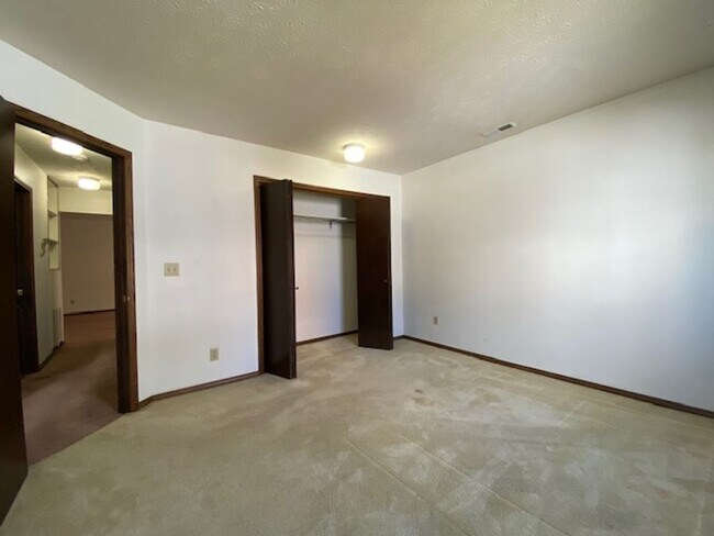 Building Photo - 5 N Chillicothe St