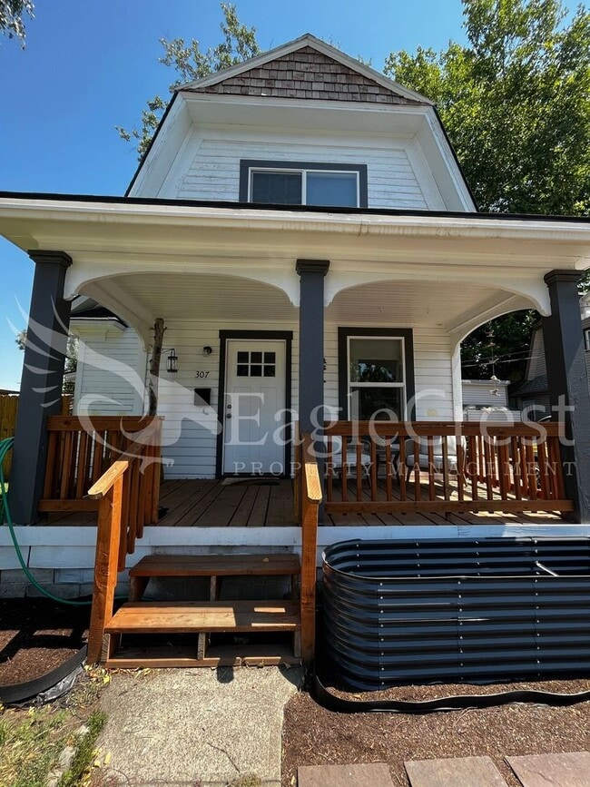 Building Photo - A Timeless & Elegant 2 Bedroom 1 Bathroom Single Family Home