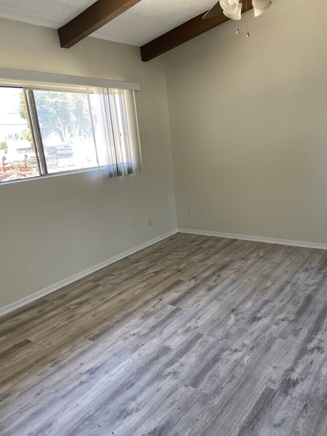 Building Photo - 118 N Grand Oaks Ave