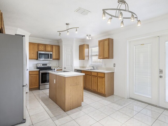 Building Photo - 981 SW McElroy Ave