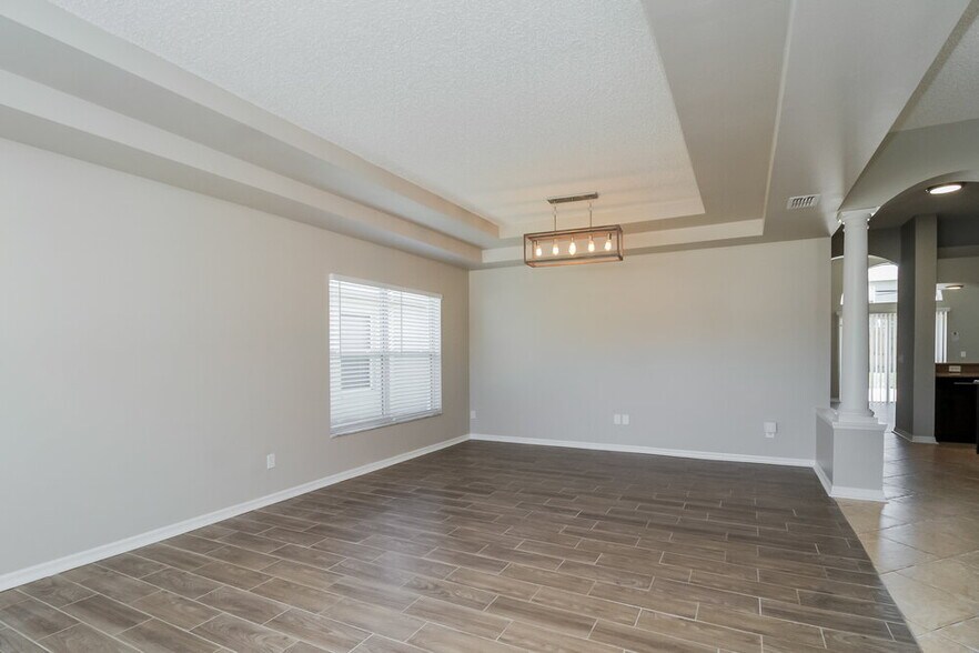 Building Photo - 131 Brushcreek Dr