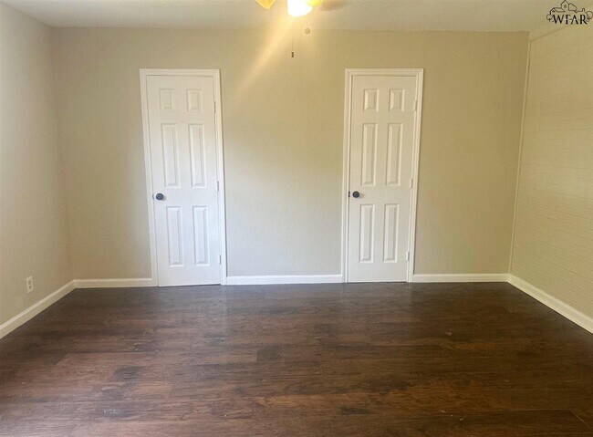 Building Photo - 5119 Parklane Dr