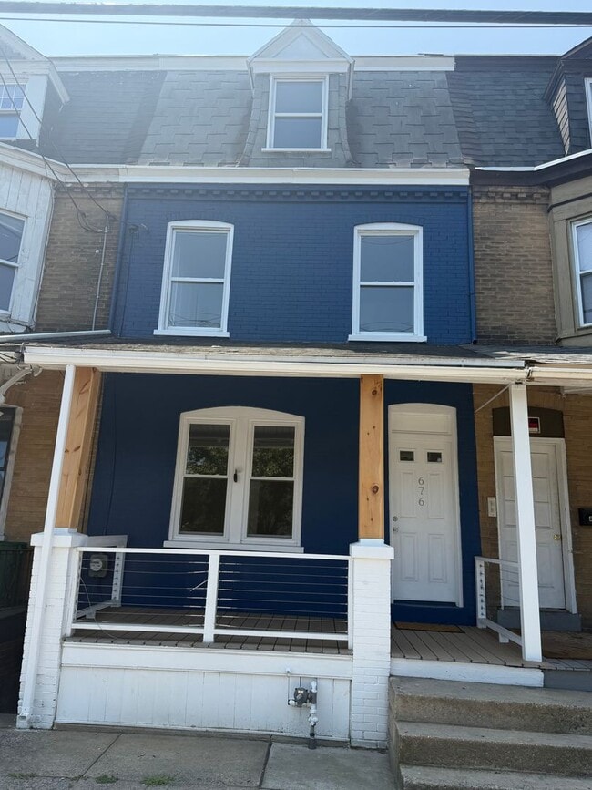 Building Photo - Fully Remodeled 4/5 Bedroom, 2 Bath Home Townhome in desirable West End Lancaster