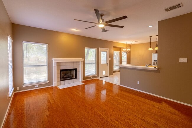 Building Photo - 4 bedroom, 2 bathroom home in South Austin!