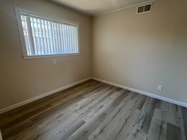 Building Photo - 3 bedrooms, 2 full bathrooms near CV high! Available now!