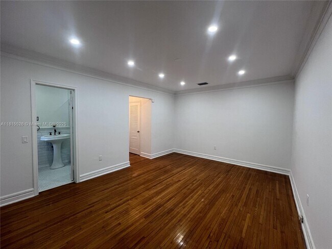 Building Photo - 1452 Urbino Ave