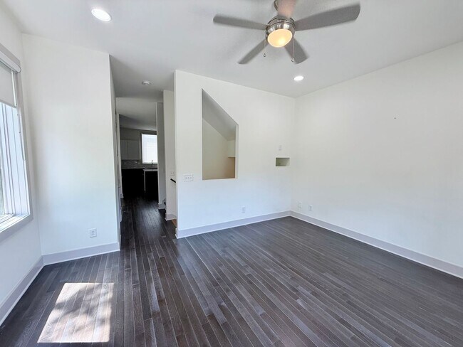 Building Photo - 3 bedroom/3.5 baths/ 12th S