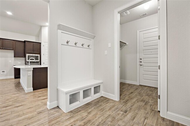 Building Photo - 2004 Highland Ridge Rd