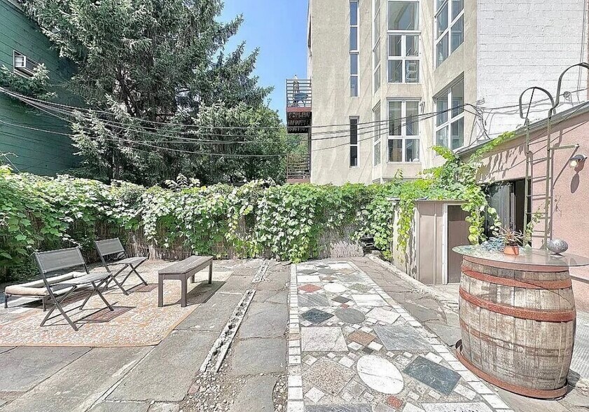 Building Photo - 294 Powers St