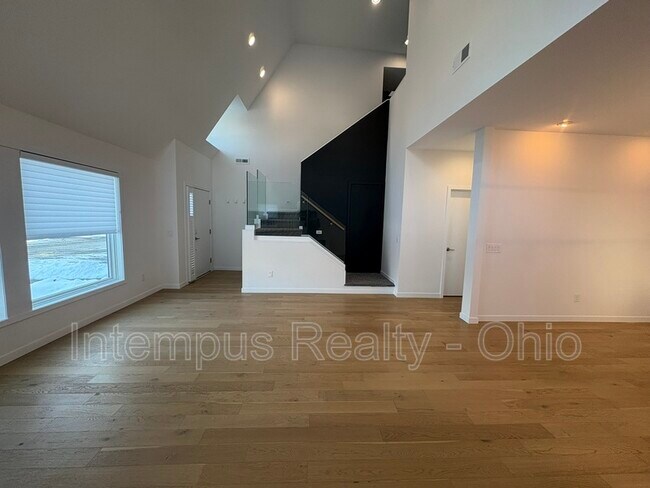 Building Photo - 2430 Richmond Rd