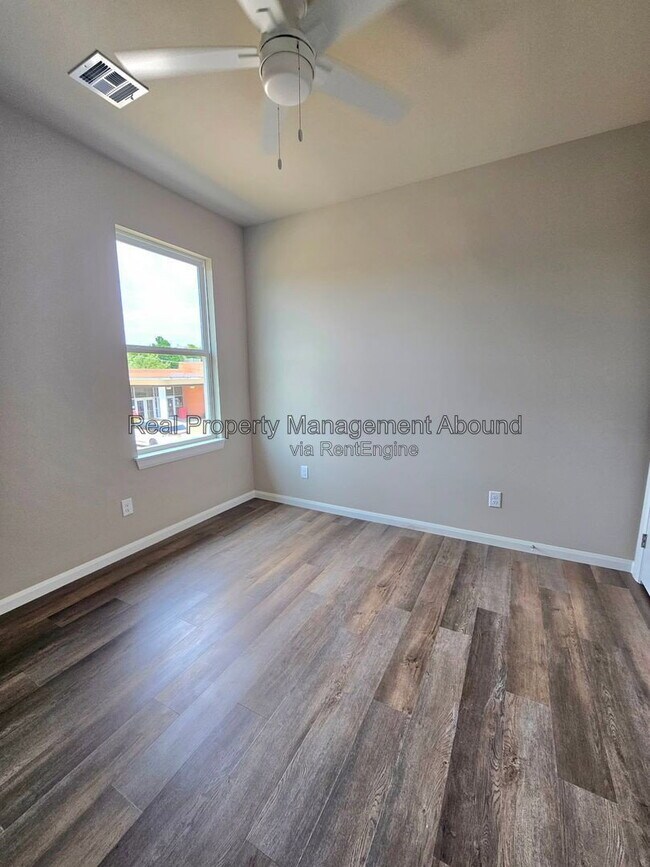 Building Photo - 730 S Weenonah Ave