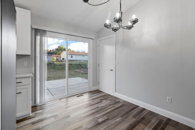 Building Photo - Luxury Remodeled 3Bed/2Bath w/ Finished Ba...