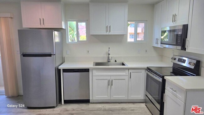Building Photo - 140 N Berendo St