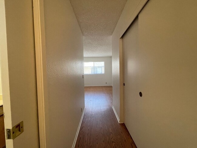 Building Photo - Upstairs 2 Bedroom 1 Bath Apartment in Ata...