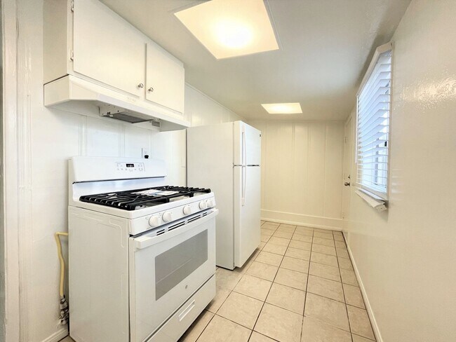 Building Photo - Studio West of PCH!