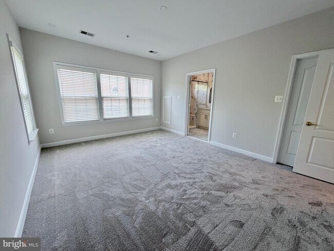 Building Photo - 300 Garden View Square