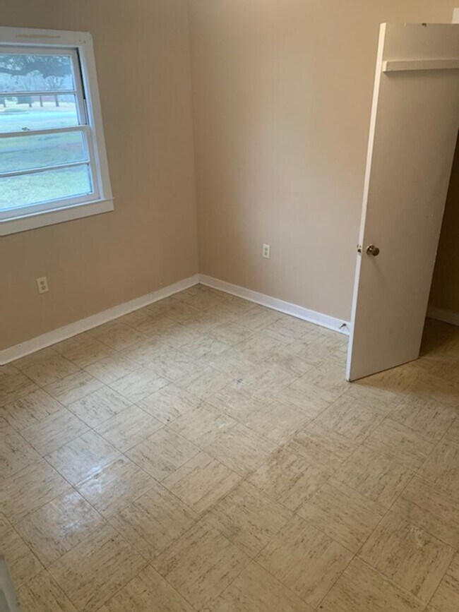 Building Photo - Cozy and Affordable 1-Bedroom Apartment