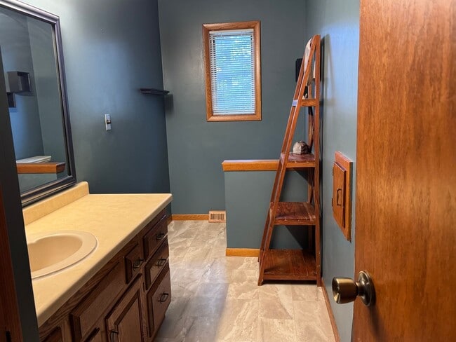 Building Photo - 2607 W 12th Street - Available May 8th - Short Term Rental Through October