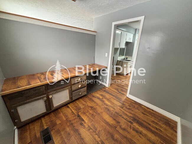 Building Photo - 320 W 1st S