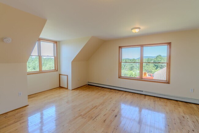 Building Photo - Empire Hilltop Retreat