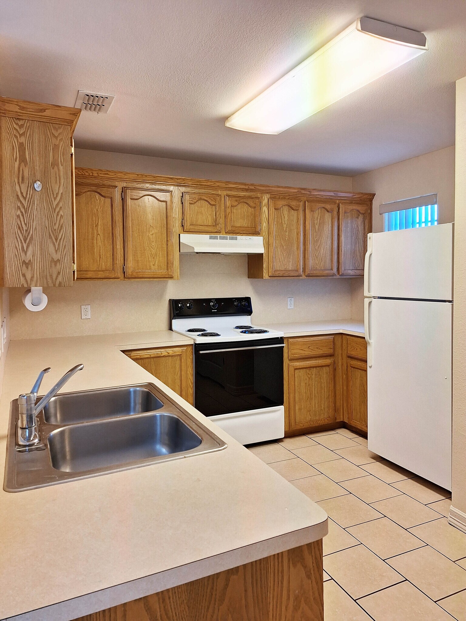 Building Photo - 1905 Maria Isabel Dr