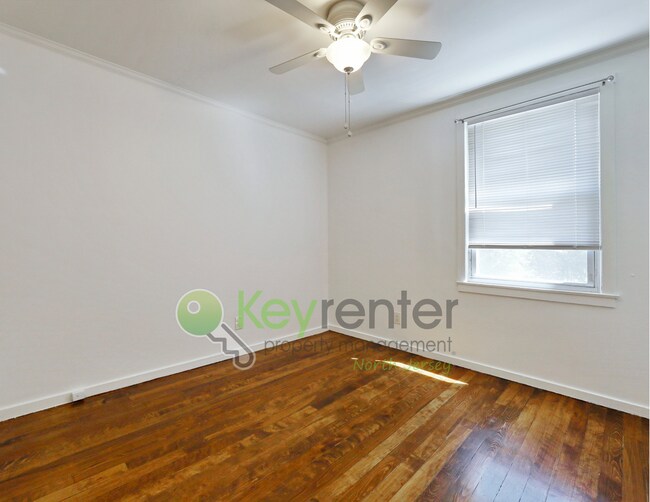 Building Photo - De Graw Ave Triplex