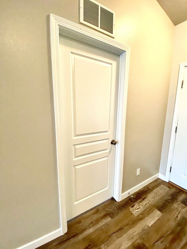Building Photo - 4 Bedroom + Bonus with 2 baths available 8/22