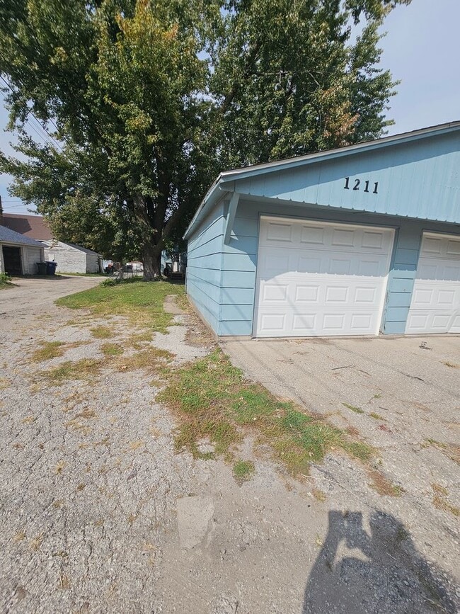 Building Photo - 1209/1211 W 15th St. NO MAINTENANCE WITHOUT APPROVAL call 563-505-0219