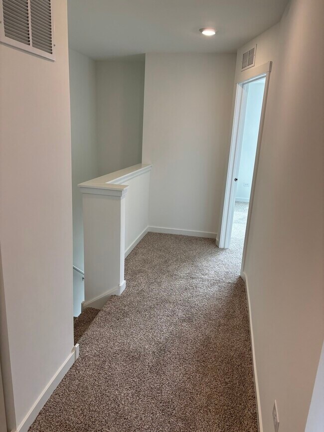 Building Photo - 369 Summit Cir