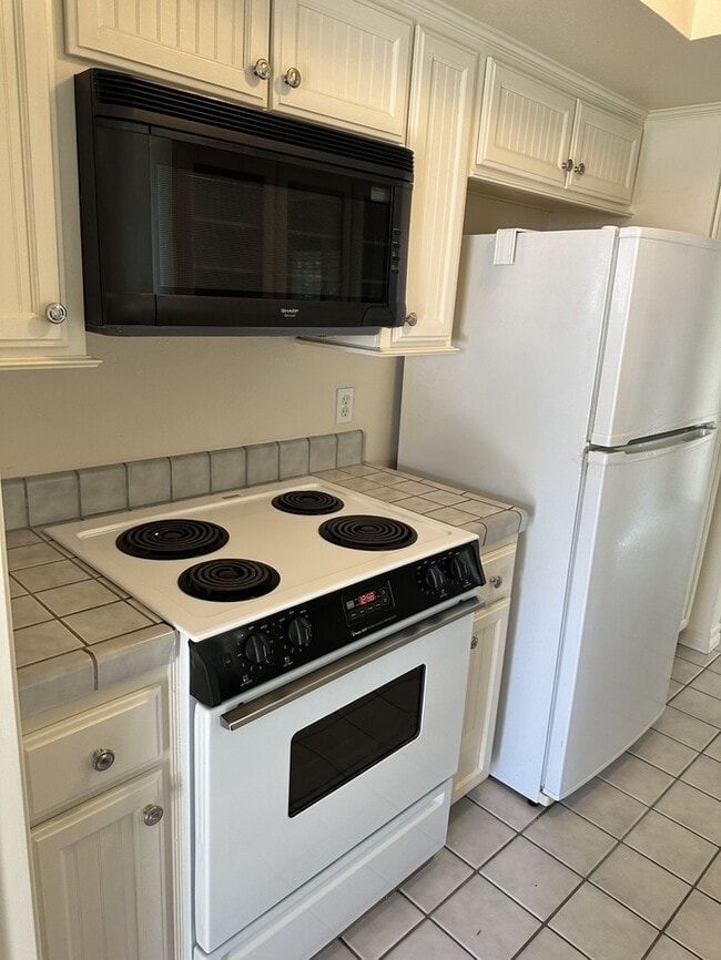 Building Photo - Stockton 2 Bedroom 1 Bathroom Condo