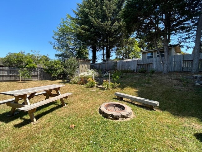 Building Photo - Great YARD! Charming 3 Bedroom / 2 Bath Home with a garage and McKinleyville