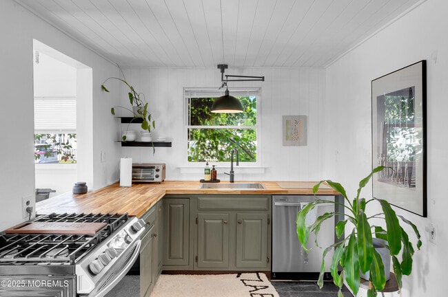 Building Photo - 638 Parkside Ave