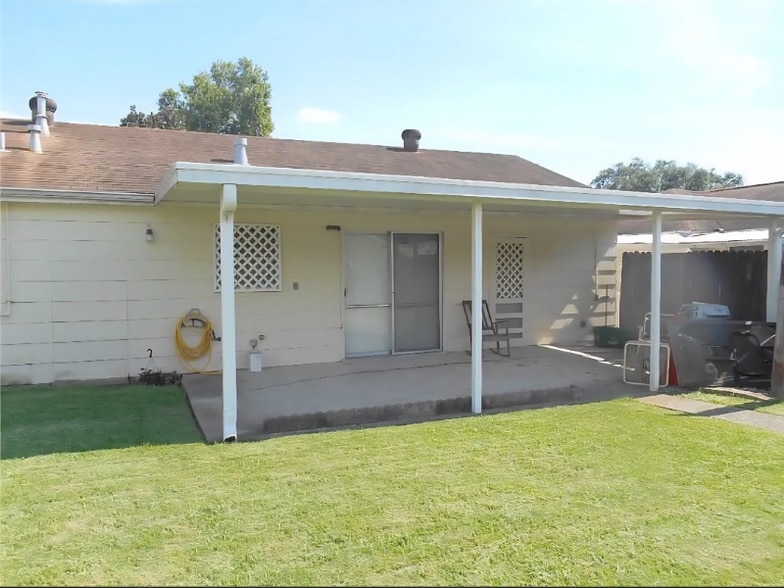 Building Photo - 428 Holy Cross Pl