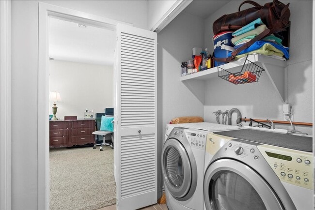 Building Photo - 1 Bed/1 Bath + 2 Parking Spaces and Walking Distance to Beach