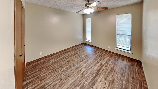 Building Photo - 3 Bedroom home with great back patio for e...