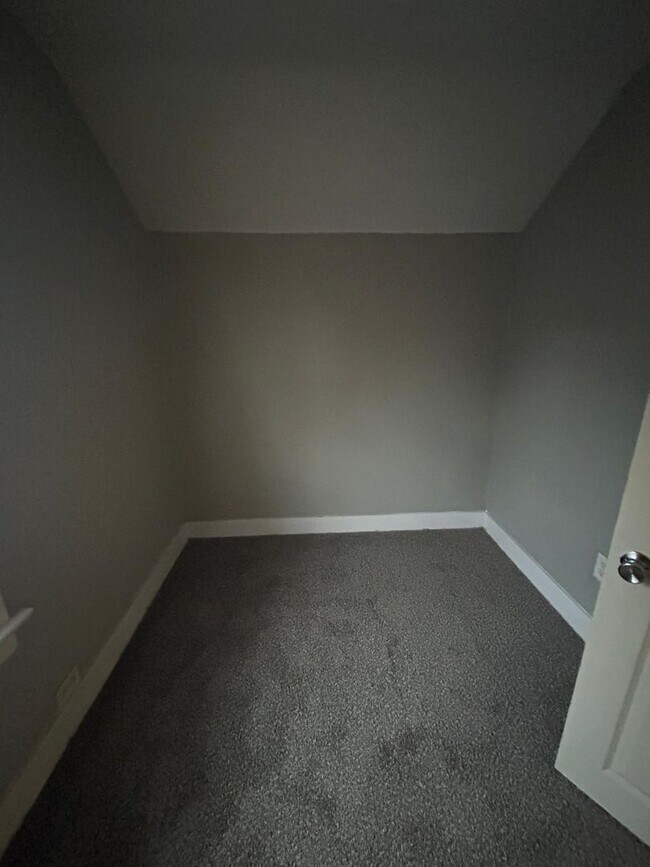 Building Photo - Rent ready!