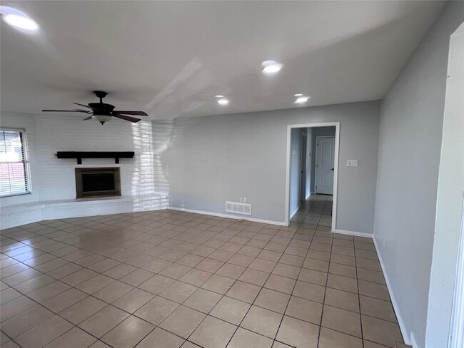 Building Photo - 818 Fairlawn Dr