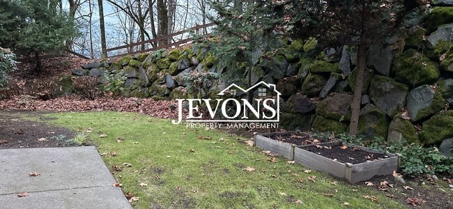 Building Photo - Experience this beautiful SeaTac single-family home with an equipped kitchen, high ceilings, near...