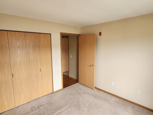 Building Photo - 2 bed 2 bath Kenosha condo